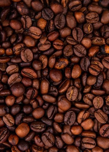 close-up-view-dark-fresh-roasted-coffee-beans-coffee-beans-background (2)